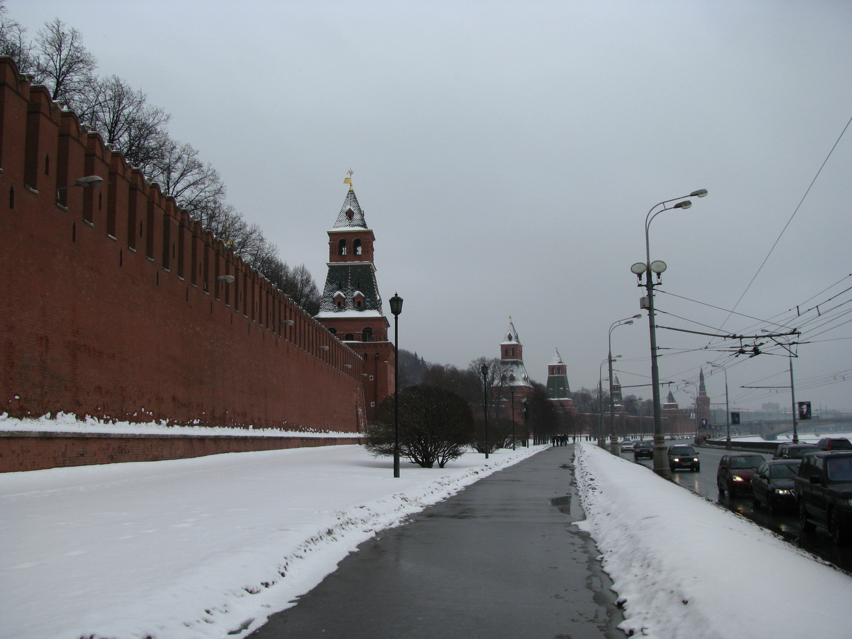 The long view of the Kremlin wall with the River moscow on the right