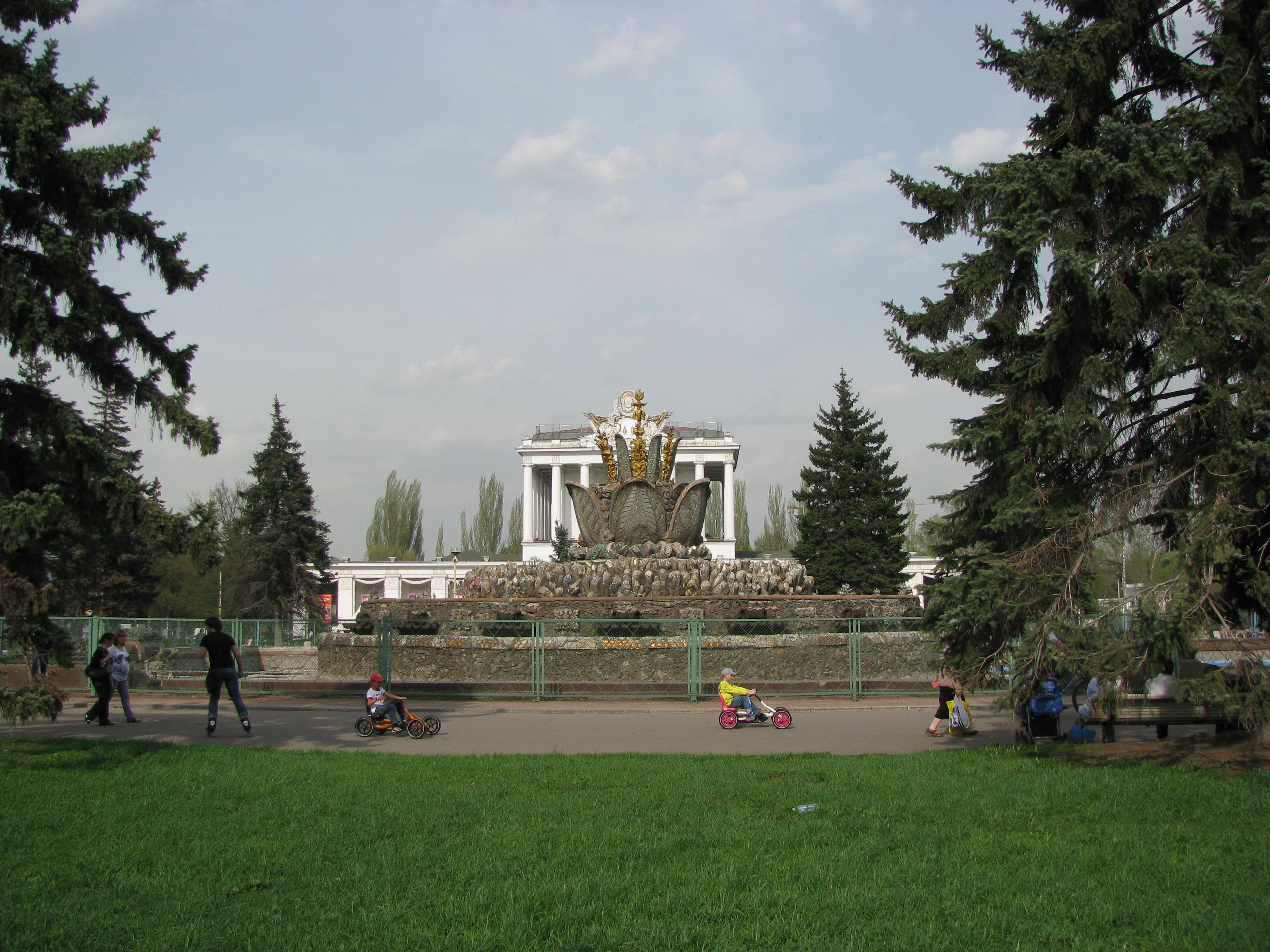 sculpture repesenting the mineral wealth of Russia